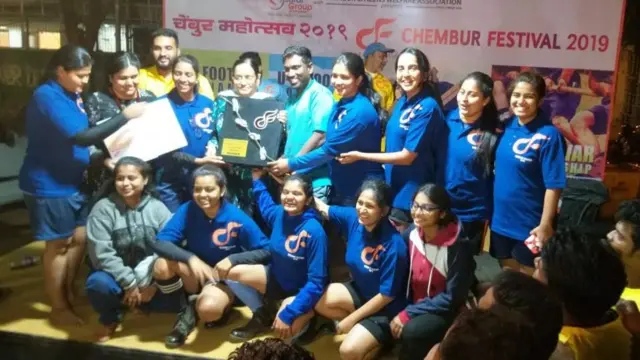 தனது மாணவிகளுடன் முகிலன்