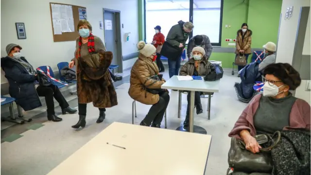 Người cao tuổi Ba Lan chờ tiêm vaccine Covid