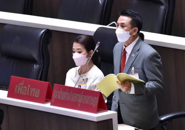 นายแพทย์ชลน่าน ศรีแก้ว ผู้นำฝ่ายค้านในสภาผู้แทนราษฎร