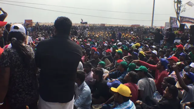 பேராட்டத்திற்கு அலைகடலென திரண்டுள்ள மக்கள் கூட்டம்