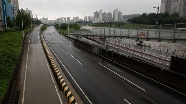 수도권 집중호우 여파로 동부간선도로가 통제되고 있다