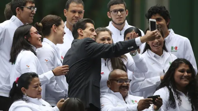 El presidente Enrique Peña Nieto se toma un selfie junto a los deportistas paralímpicos.