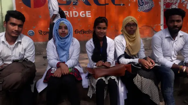 ঢাকা পলিটেকনিকের কয়েকজন শিক্ষার্থী