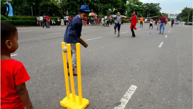 শিশুদের জন্য খেলা ও অন্যান্য বিনোদনমূলক কার্যক্রম বাড়াতে বলছেন মনোবিজ্ঞানীরা।