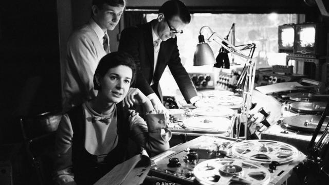 Verity Lambert, productora de la serie "Doctor Who" en el laboratorio radiofónico de la BBC
