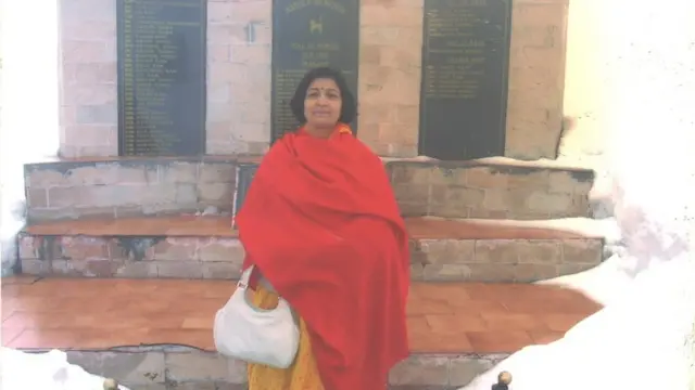 નથુ લા ખાતે સૈન્ય સ્મારક પાસે જતન કંવરની તસવીર