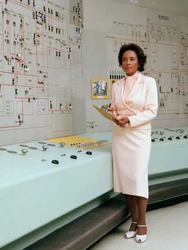 Retrato da cientista da computação, matemática e engenheira americana Annie Easley no Lewis Research Center da NASA (mais tarde Glenn Research Center), Brook Park, Ohio, 1960s.