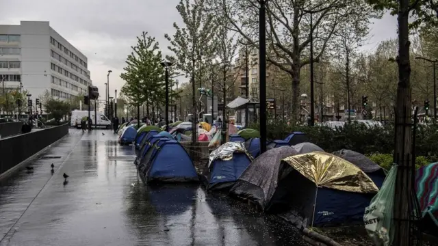 Les migrants s'installent sur la chaussée à Porte d'Aubervilliers.