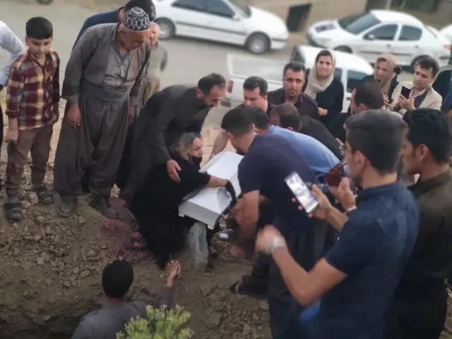 آرتین در آغوش مادربزرگش به خاک سپرده شد