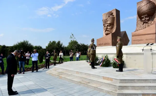 Başbakan Yardımcısı Veysi Kaynak, iki yıl önce gittiği Macaristan'ın Zigetvar kentinde Macar - Türk Dostluk Parkı'nı ziyaret etmişti. Parkta Zigetvar savaşında ölen düşman liderler Kanuni Sultan Süleyman ve Nikola Šubić Zrinski'nin dev büstleri bulunuyor