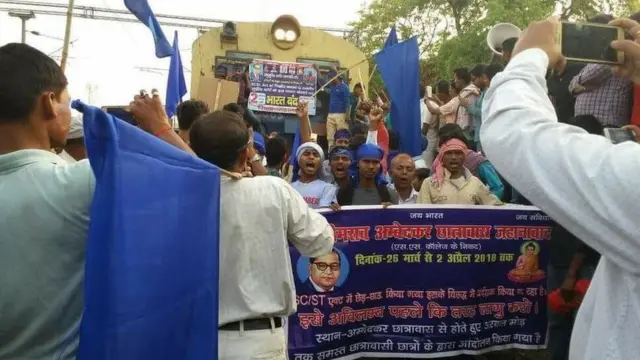 પ્રદર્શન કરનારા લોકો.