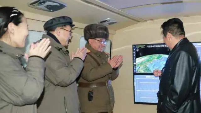 북한 노동신문이 12일 공개한 사진에는 11일 김정은 국무위원장이 미사일 시험 발사 현장에 참관한 자리에 김여정 노동당 부부장도 참석해 박수를 치고 있다