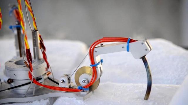 Возможно, до жидкой воды можно добраться с помощью робота, который просверлит лед