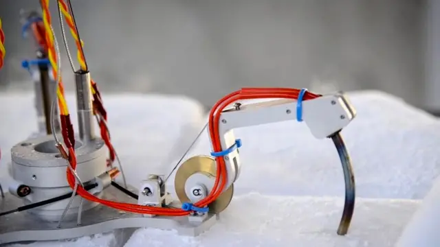 Возможно, до жидкой воды можно добраться с помощью робота, который просверлит лед