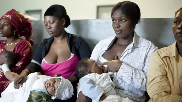 Nwaanyị na-enye nwa ara