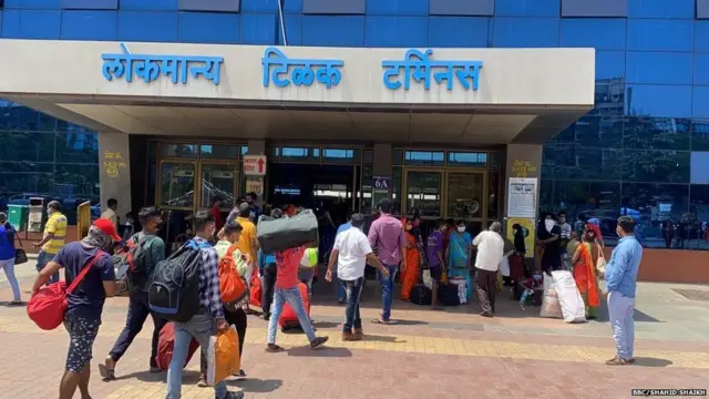 स्टेशनबाहेरील गर्दी