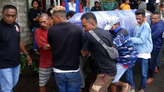 Kepala Dusun 3 Desa Nelelamawangi, Sius Laga (kiri - baju hitam)