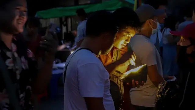 ဖားကန့်မြို့နယ် လုံးခင်းကျောက်ဝိုင်းမှာ အရောင်းအဝယ်လုပ်နေကြသူများ