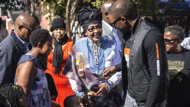 Dimanche, le ministre est allé voir Winnie Mandela, l'héroïne de la lutte anti-apartheid pour s'expliquer, être conseillé et demander pardon.
