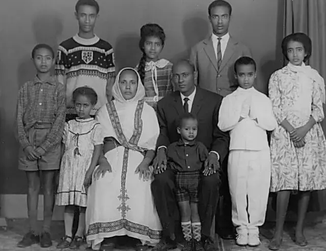 ስድራቤት ኣቮካቶ በርሀ ምስጉን - ካብቶም ኣብ ድሕሪት ደው ኢሎም ዘለዉ ሰሎሞን ኣብ ጸጋም ይርአ