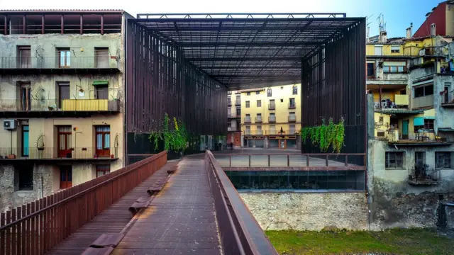 La Lira. Teatro público de espacio abierto. 2011, Ripoll, Girona, España. En colaboración con J. Puigcorbé