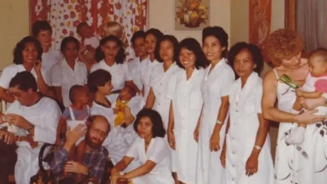 Mencari ibu, adopsi anak,