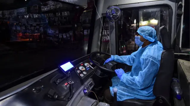 বিমানবন্দর থেকে তাদের আশকোনা হজ্ব ক্যাম্পের কোয়ারেন্টাইন জোনে নেয়ার জন্য আগেই প্রস্তুত ছিল বাস।