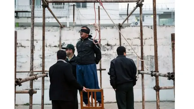 ایران کې یو سړی د اعدام پر رسۍ شېبه وړاندې تر هغه چې د مقتول مور یې وبښي
