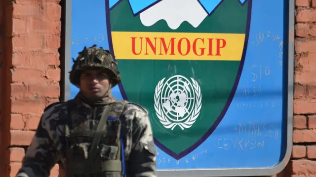 কাশ্মীরে জাতিসংঘের কার্যালয়ের সামনে একজন ভারতীয় সৈন্য