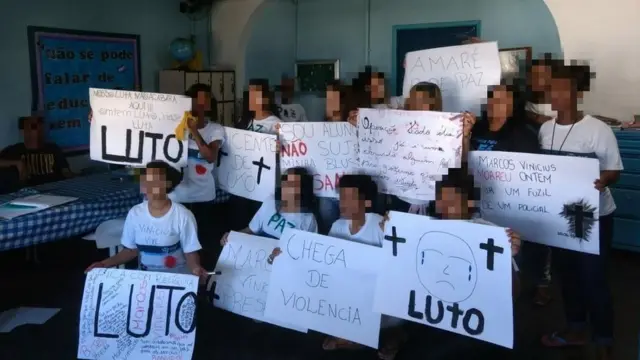 Estudantes com cartazes durante protesto