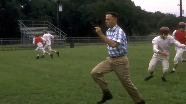 Хенкс је увек имао склоност да глуми обичне људе у необичним околностима, као у биоскопском хиту Форест Гамп из 1994.