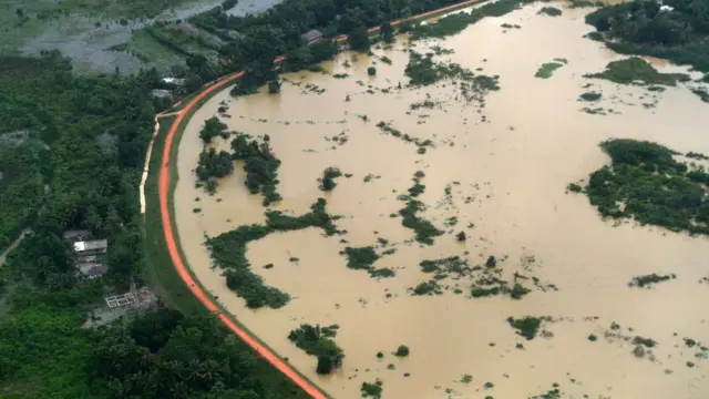 Flooding is seen in the Sri Lankan district of Kalutara on May 29, 2017. Heavy monsoon rains in Sri Lanka triggered flooding and landslides that killed at least 91 people May 26 and left another 110 missing, authorities said. / AFP PHOTO / ISHARA S. KODIKARA (Photo credit should read ISHARA S. KODIKARA/AFP/Getty Images)