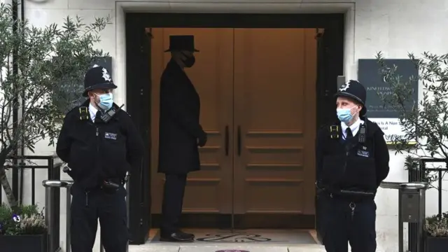 охрана королевской семьи