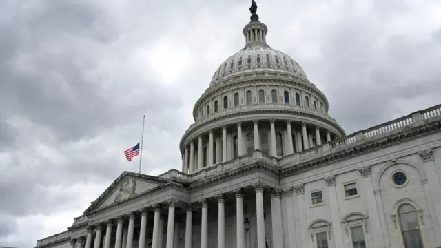 La bandera de Estados Unidos ondea a media asta en el Capitolio, en Washington.