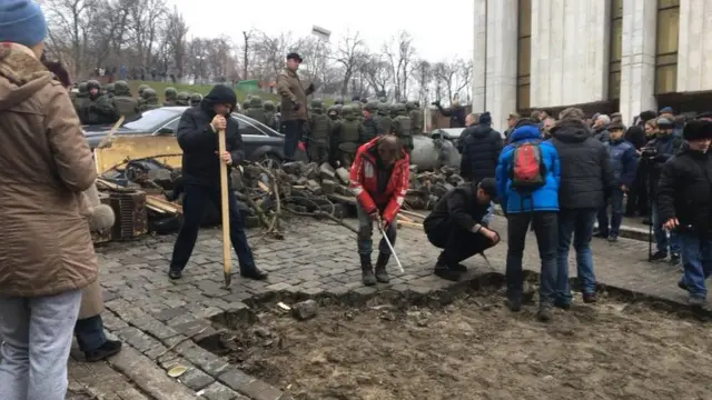 протестувальники, бруківка