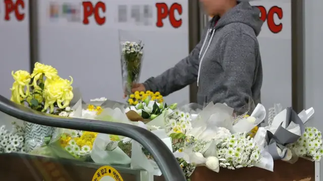 서울 강서구의 한 PC방에 흉기 살인사건으로 목숨을 잃은 아르바이트생을 추모하는 행렬이 이어지고 있다