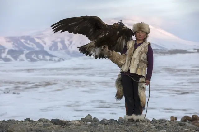 девушка с беркутом