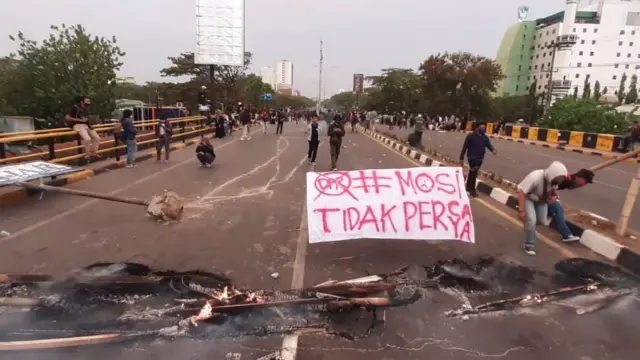 aksi demonstrasi omnimbus law