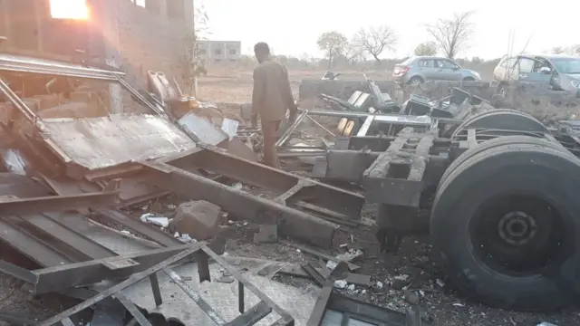 ముక్కలు చేసిన బస్సు విడిభాగాలు