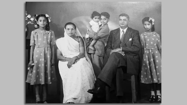 پرافل اپنے بچپن میں اپنے والدین اور بہنوں کے ساتھ