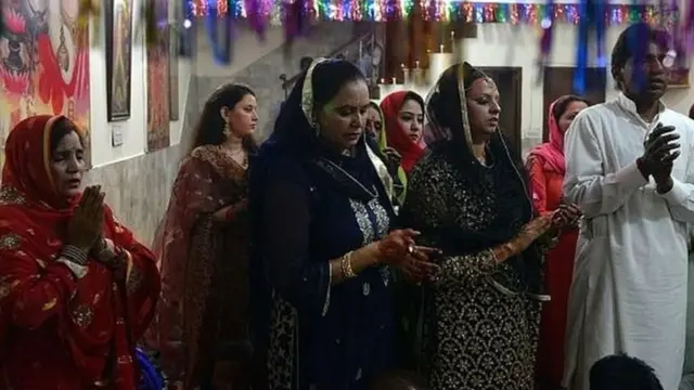 पाकिस्तान में पूजा करते हिंदू समुदाय के लोग