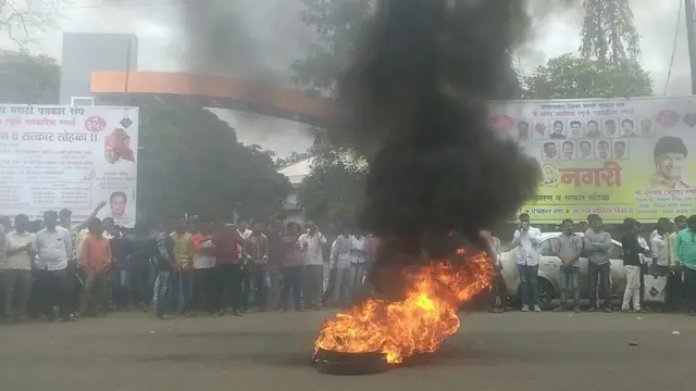 उस्मानाबाद जिल्हादिारी कायर्यलया समोर सर्वमराठी आमदारांची उपहासात्मक टायर जाळुन दहन