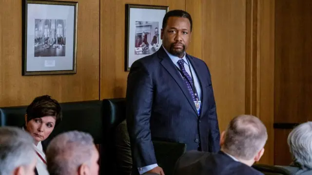 يجسد الممثل ويندل بيرس (إلى اليمين) شخصية أمريكي من أصل أفريقي يُدعى جيمس غرير، يتولى منصب مدير وكالة الاستخبارات المركزية الأمريكية ضمن أحداث مسلسل "جاك ريان"