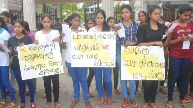 இலங்கை கிழக்குப் பல்கலைக்கழகத்தில் அனைவருக்கும் விடுதி வசதி உள்ளிட்ட கோரிக்கைகளை வலியுறுத்திப் போராட்டம் நடத்தும் மாணவர்கள்.