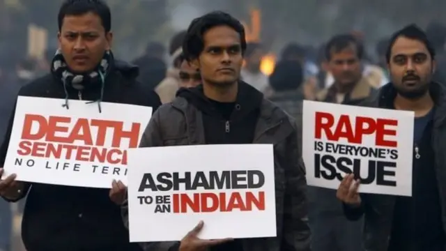 गैंगरेप के खिलाफ प्रदर्शन