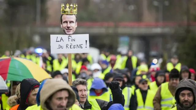"Конец правлению!" Протестующие требуют головы Макрона