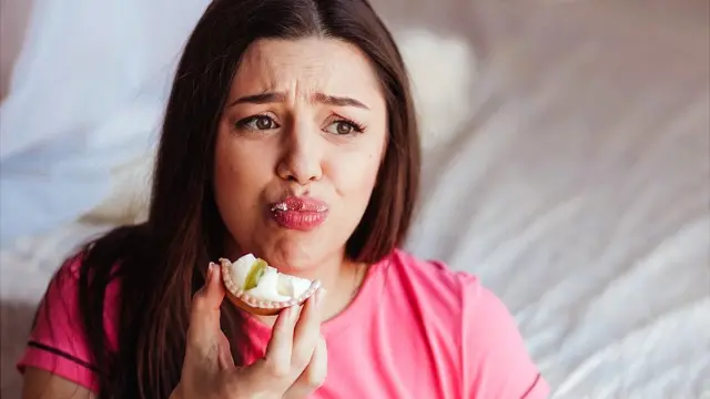 Chica angustiada comiendo