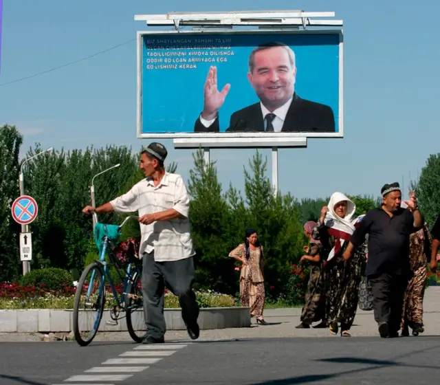 Етишмаётган нарса, аввалги сафаримизда хотирамизга ўрнашиб қолган Президент Каримовнинг ярим табассум ва худди хайрлашаётган каби, қўлини силкиб тушган ҳайҳотдай расми эди.