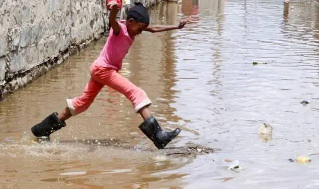 Nanone muri Kenya, umwana w'umukobwa arasimbuka mu mazi y'imyuzure ku cyumweru, nyuma yuko ikiyaga cya Naivasha cyuzuye kikarenga inkombe zacyo bigatuma abantu babarirwa mu magana bata ingo zabo...