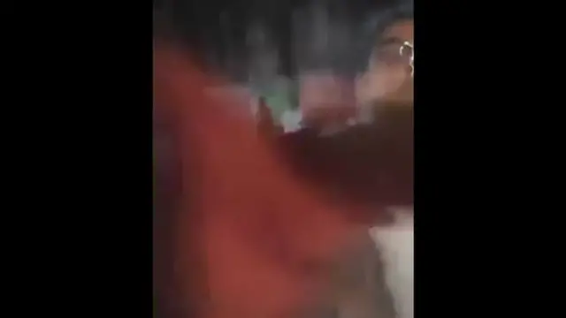 প্রত্যক্ষদর্শীর কাছ থেকে মোবাইল ফোনটি কেড়ে নেওয়ার চেষ্টা করেন ওই অভিযুক্ত সাংবাদিক